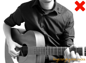 Shoulders not on the same level while playing fingerstyle guitar