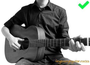 Shoulders on the same level while playing fingerstyle guitar